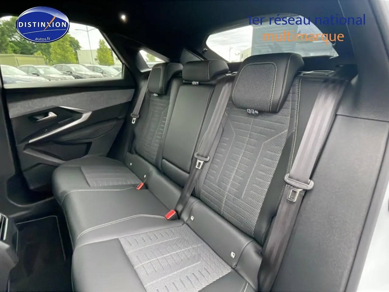 Vue intérieure du côté gauche montrant la banquette arrière noire avec surpiqûres contrastantes du Peugeot 3008 blanc 2025.