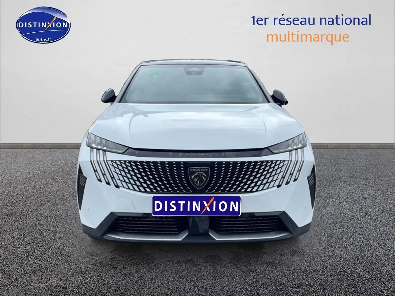 Vue frontale d'un Peugeot 3008 blanc 2025 avec calandre distinctive et phares LED fins.
