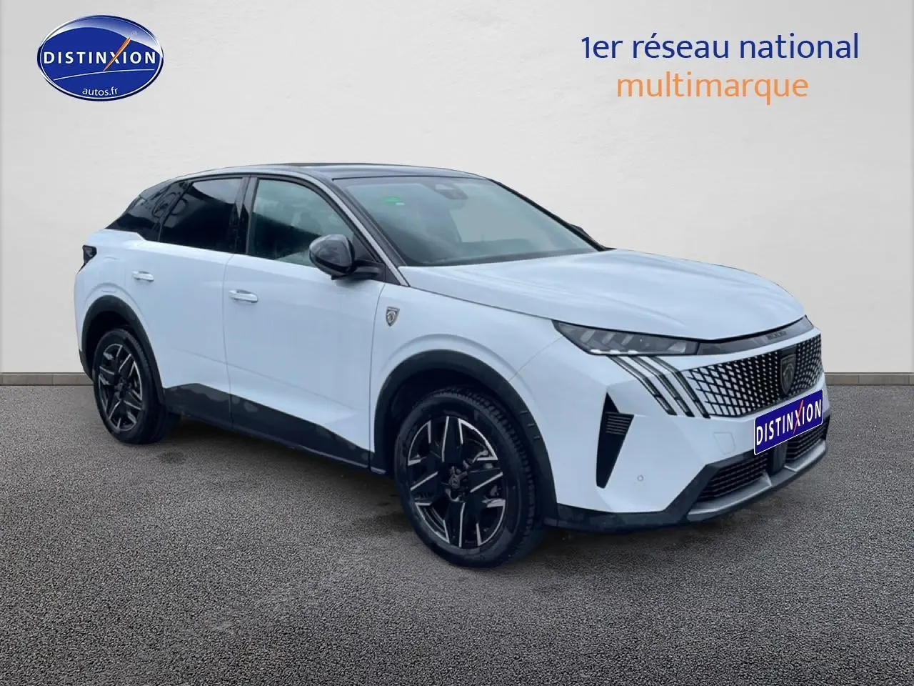 Peugeot 3008 blanc en 3/4 avant droit avec toit noir et jantes alliage noires distinctives.