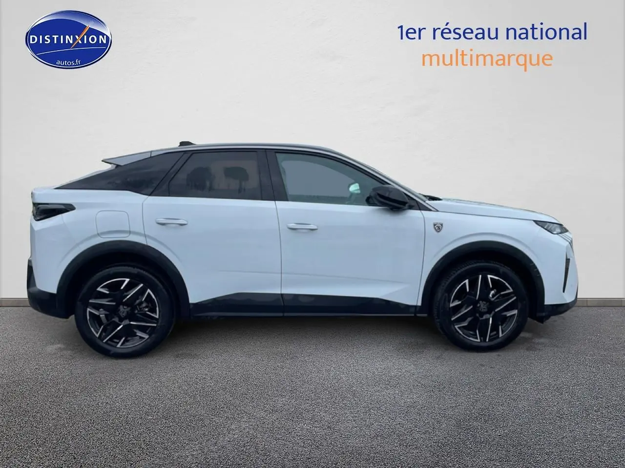 Profil droit d'un Peugeot 3008 blanc 2025 avec jantes alu noires et toit noir contrasté.