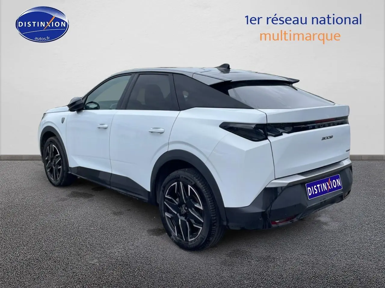 Vue 3/4 arrière droite d’un Peugeot 3008 blanc 2025 avec toit noir et jantes alliage noires.