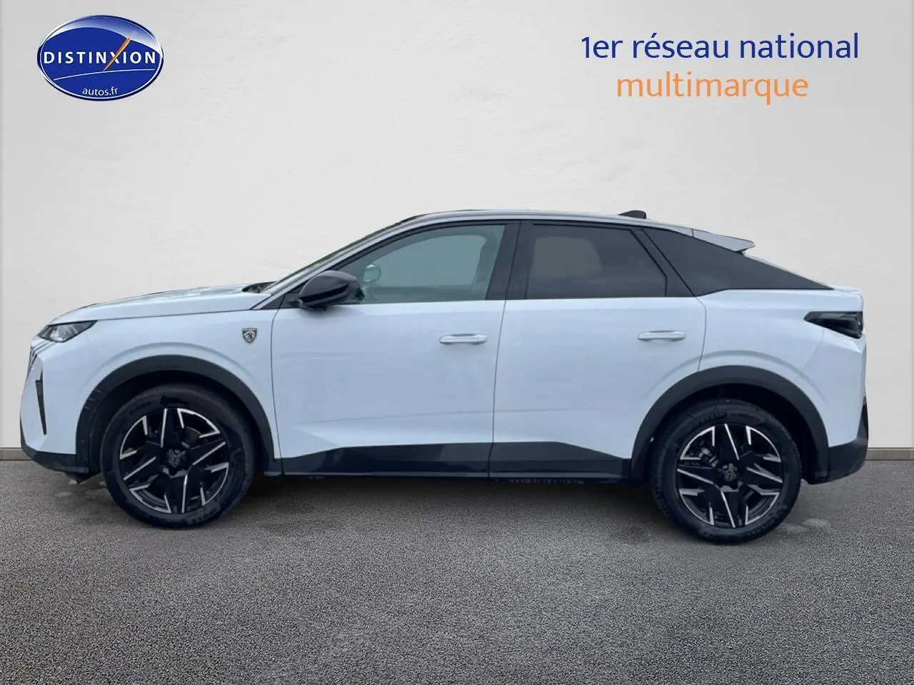 Peugeot 3008 blanc en vue de profil côté gauche, avec toit noir et jantes alliage noires.