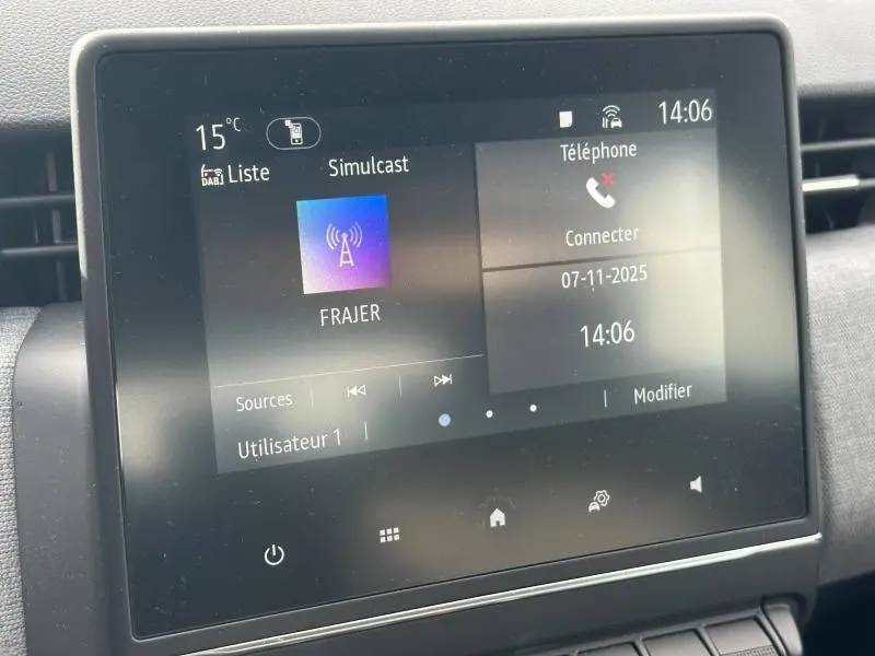 Écran tactile central de la Renault Clio 2025 affichant la radio et la connexion téléphone, vue rapprochée intérieure.