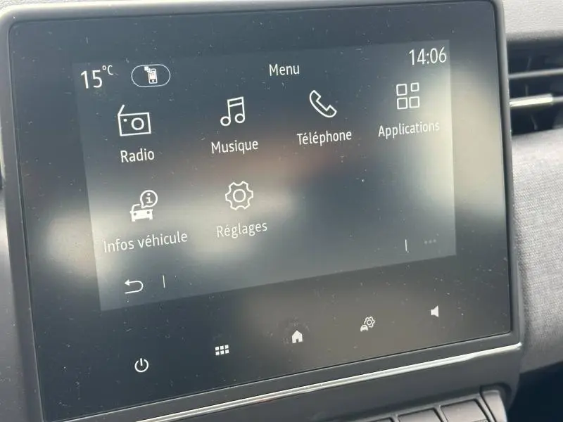 Écran tactile central de la Renault Clio 2025 affichant le menu principal avec options radio, musique, téléphone et réglages.