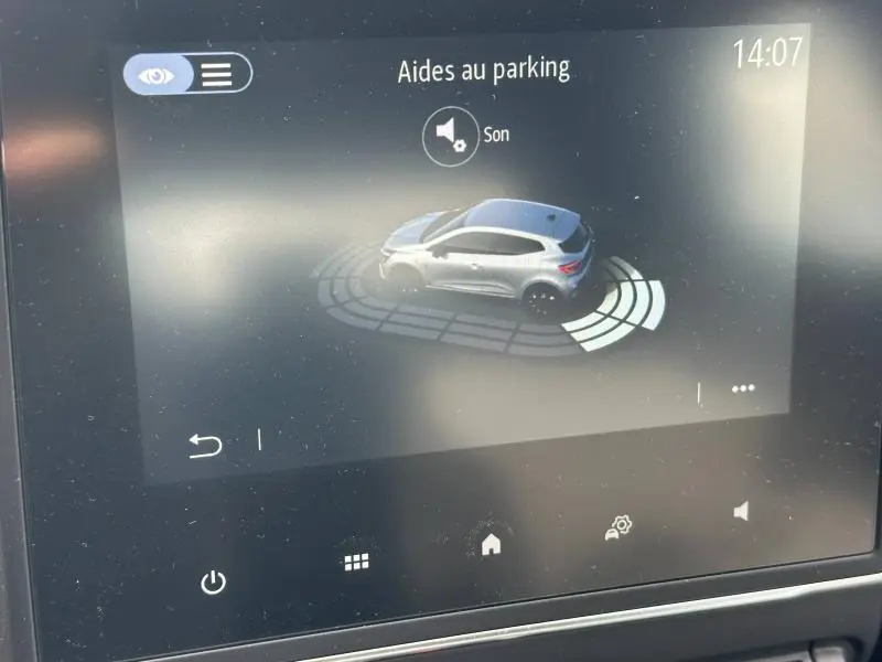 Affichage numérique de l’aide au parking montrant une Renault Clio grise vue de profil droit en simulation 3D.