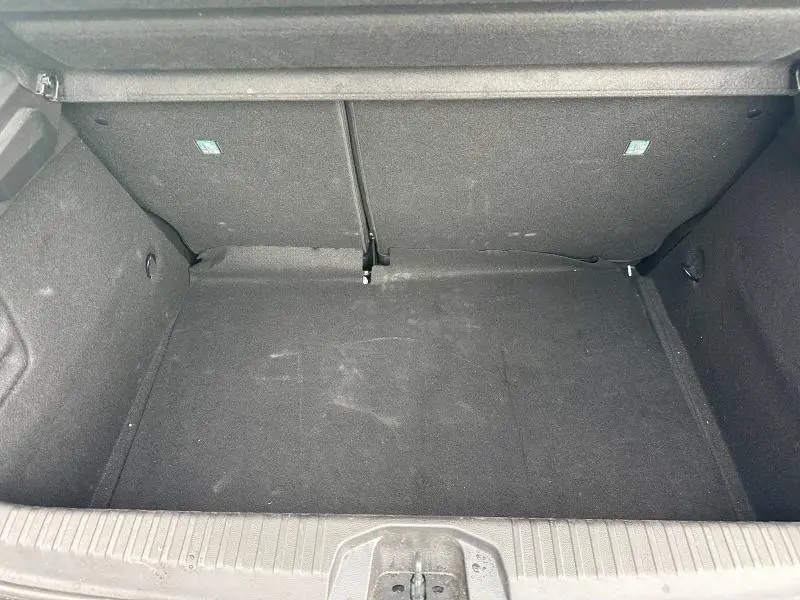 Coffre vide vu de dessus de la Renault Clio 1.0 TCe 90ch Evolution 2025, revêtement intérieur noir.