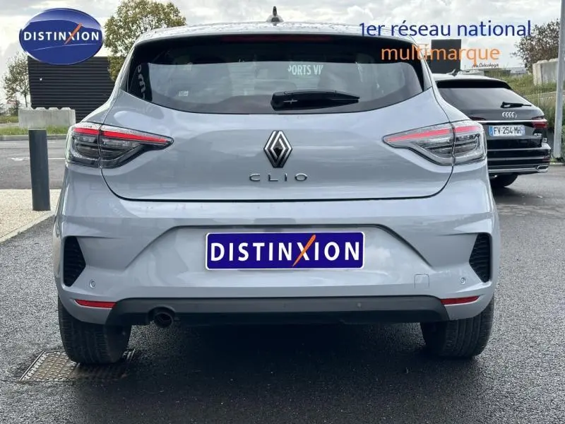 Vue arrière d'une Renault Clio 2025 gris clair avec feux arrière LED et logo distinctif au centre du hayon.