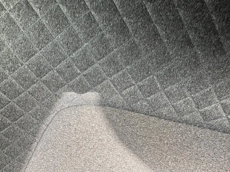 Détail du tissu gris clair et matelassé de l'intérieur de la Renault Clio 1.0 TCe 90ch Evolution 2025.