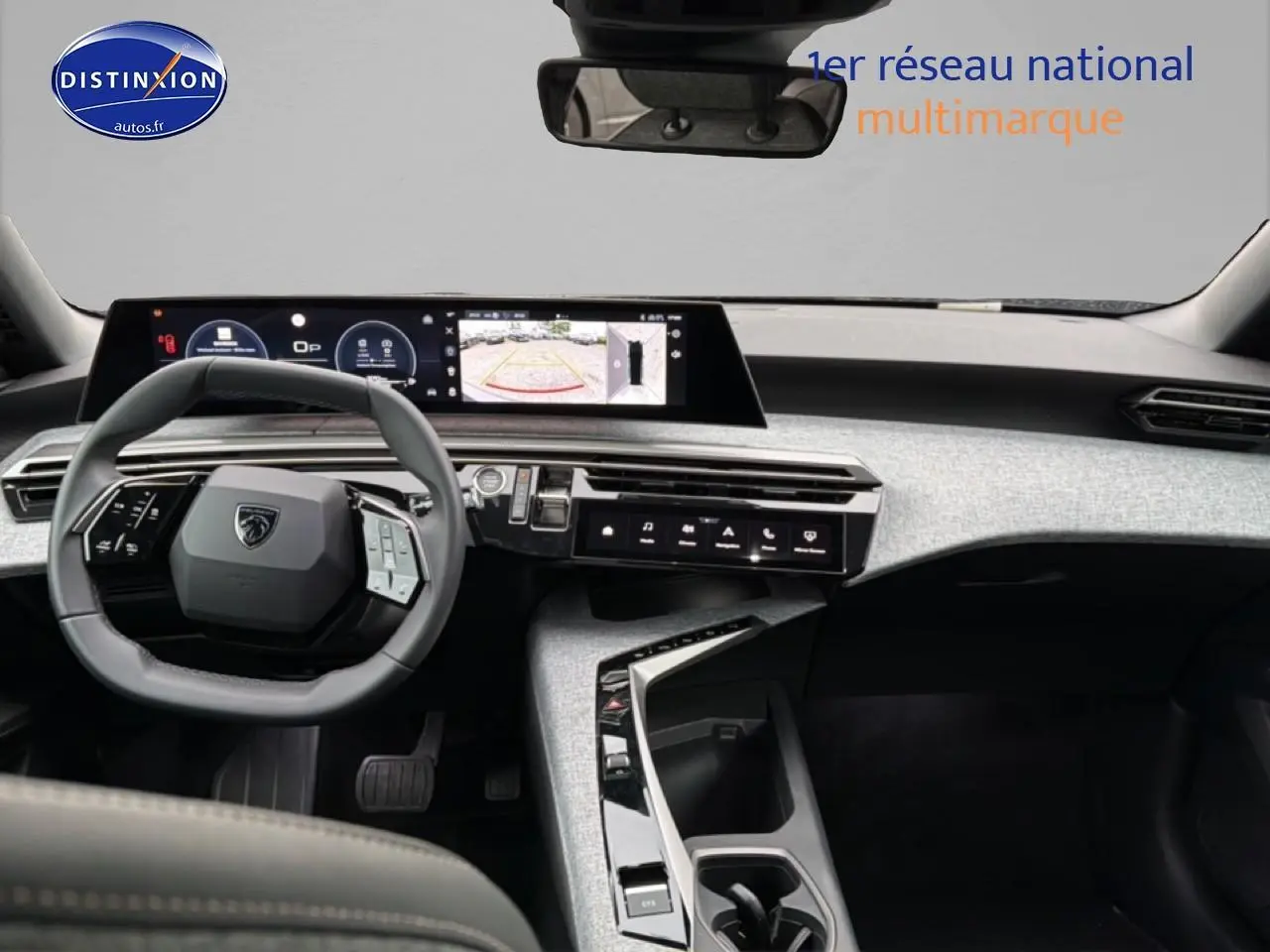 Vue intérieure avant du Peugeot 5008 Hybrid 145 allure e-dcs6 2025, tableau de bord gris artense avec écran tactile large et volant multifonction.