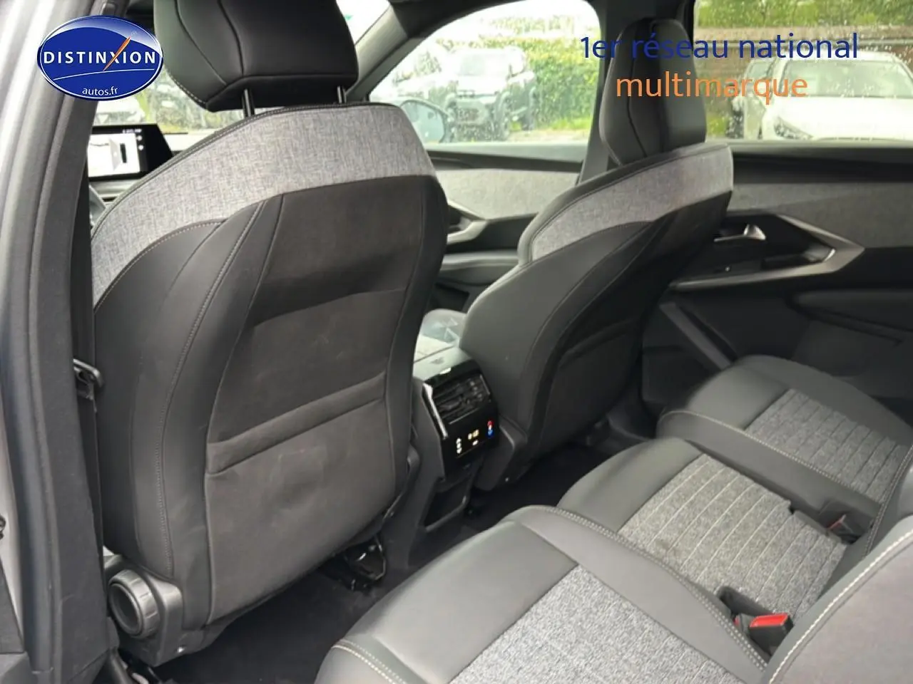 Vue arrière intérieure des sièges en tissu gris et cuir noir du Peugeot 5008 Hybrid 145 allure e-dcs6 gris artense.