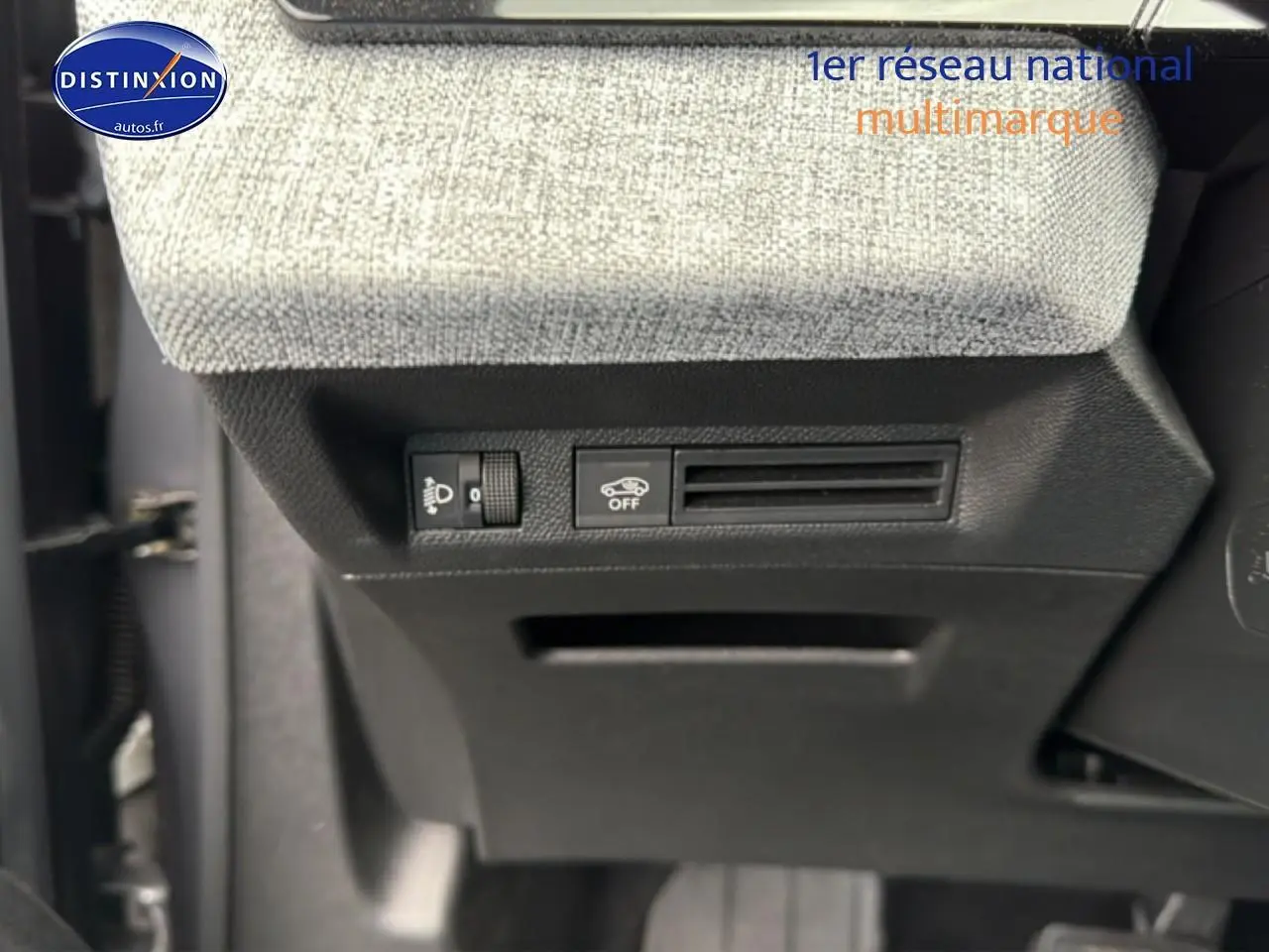 Détail intérieur du tableau de bord côté gauche avec commandes d'éclairage et désactivation assistance Peugeot 5008 gris Artense.