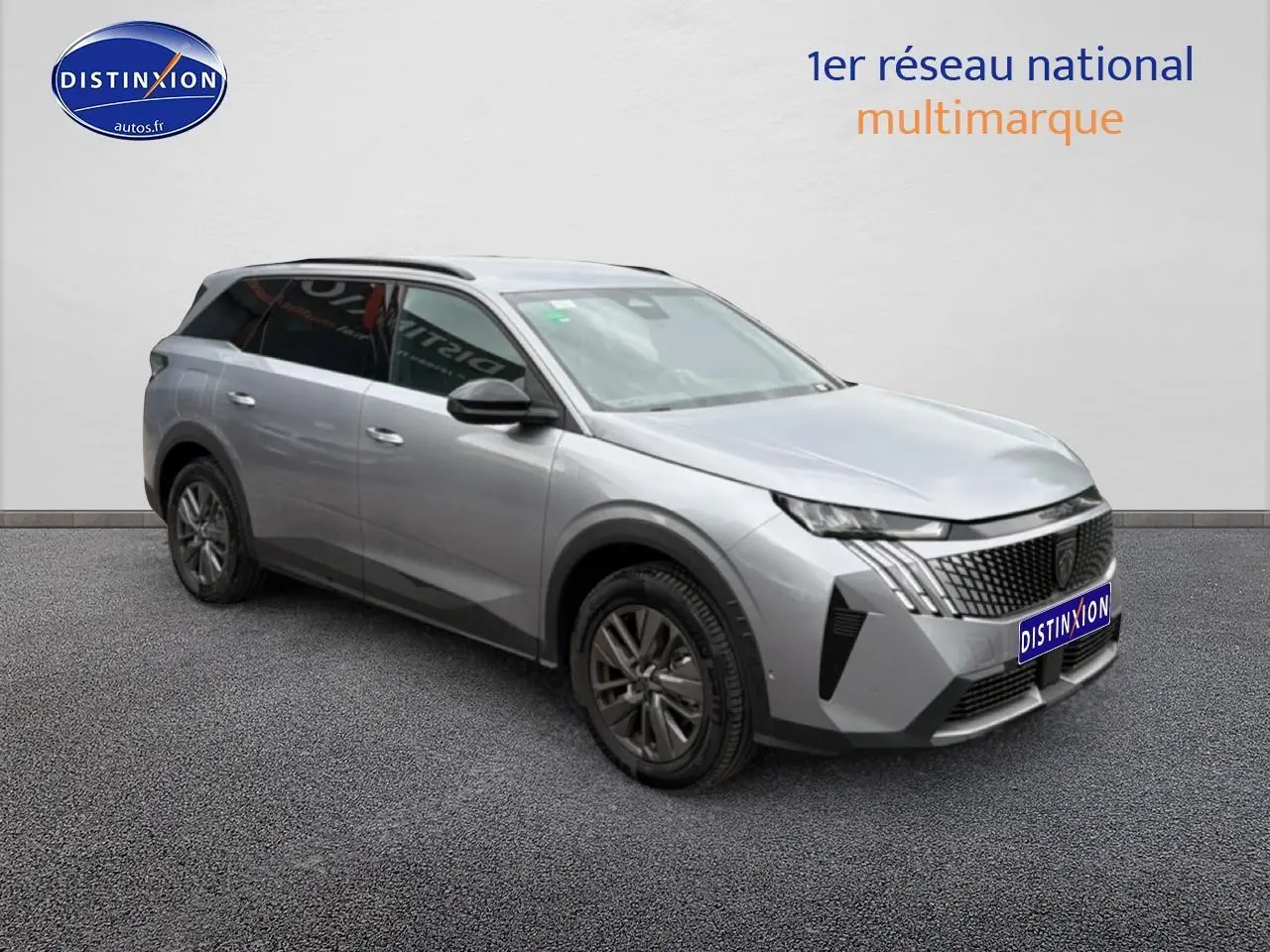 Peugeot 5008 Hybrid 145 allure gris artense en 3/4 avant droit avec jantes alu et vitres surteintées.