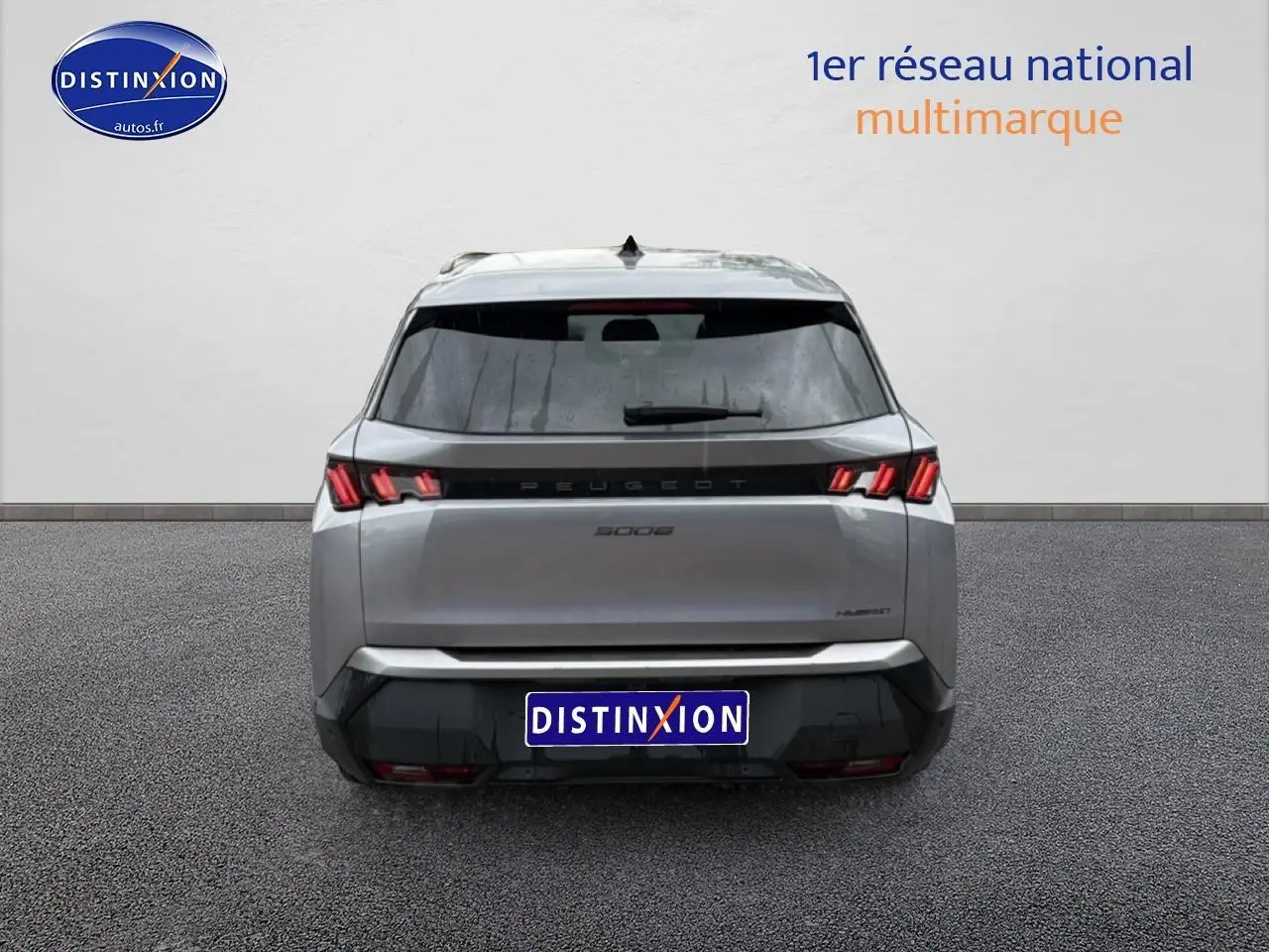 Vue arrière d'un Peugeot 5008 Hybrid 145 allure e-dcs6 gris artense avec feux LED caractéristiques et lunette arrière surteintée.
