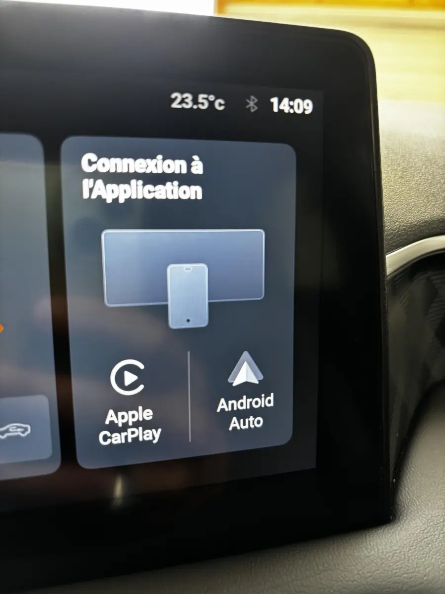 Écran tactile central affichant la connexion Apple CarPlay et Android Auto dans l'habitacle du MG3 gris clair.