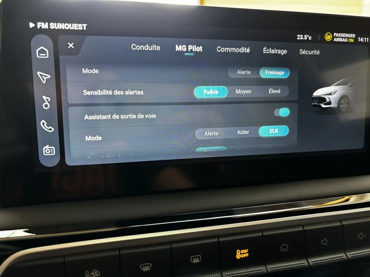 Écran tactile intérieur affichant les réglages MG Pilot avec illustration d'une MG3 gris clair vue de profil droit.