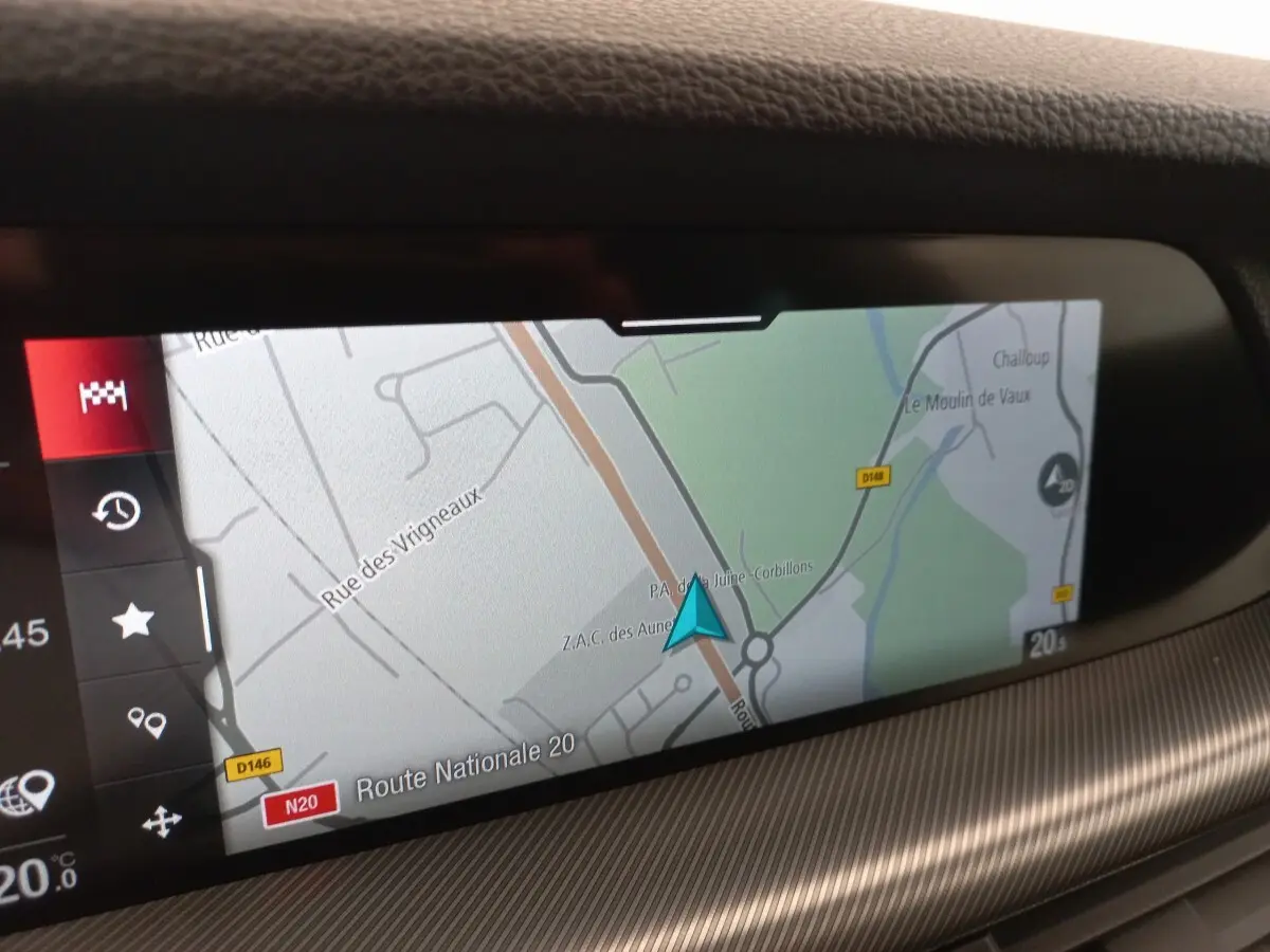 Écran tactile central affichant la navigation 3D dans l’Alfa Romeo Stelvio 2.2 TD 160 AT8 Sprint gris foncé, vue intérieure.