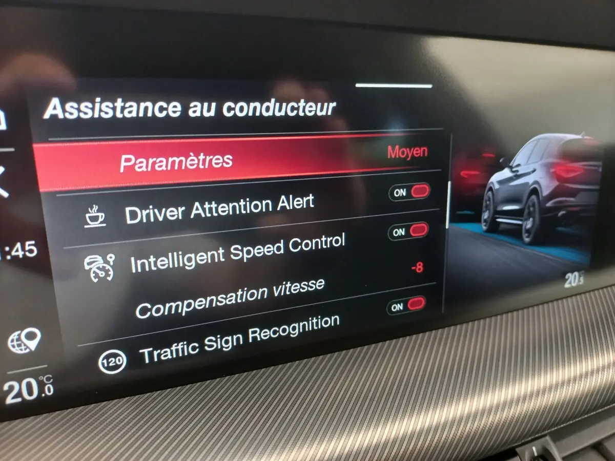 Écran tactile intérieur montrant les aides à la conduite avec illustration du SUV Alfa Romeo Stelvio gris foncé en 3/4 arrière.