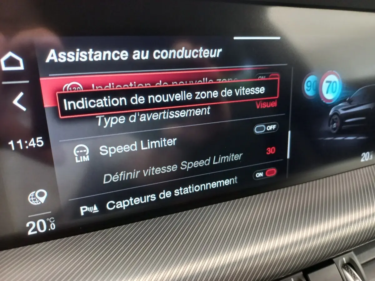Écran tactile intérieur de l'Alfa Romeo Stelvio 2024 affichant l'assistance au conducteur et limiteur de vitesse.