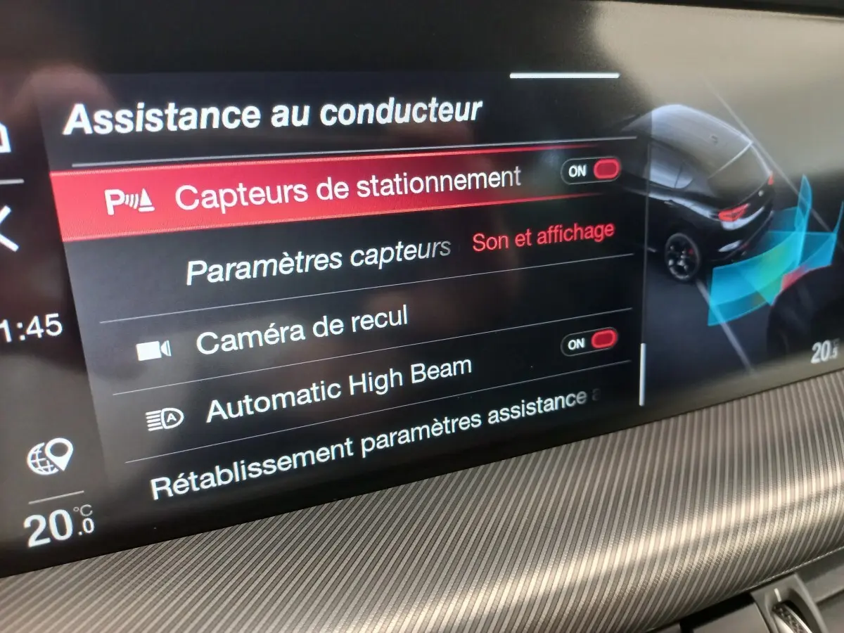 Écran tactile intérieur affichant les options d’assistance au conducteur du SUV Alfa Romeo Stelvio gris foncé.
