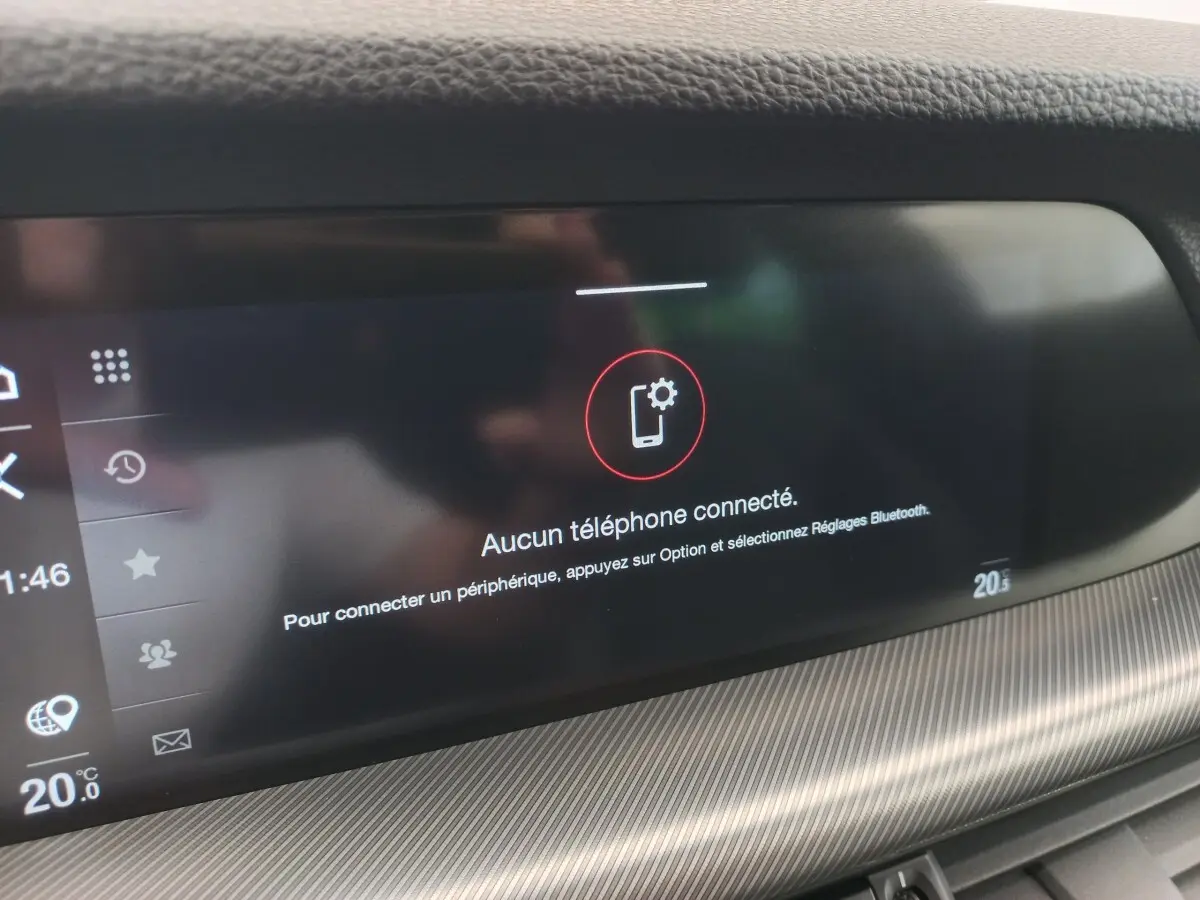 Écran tactile central affichant "Aucun téléphone connecté" dans l'habitacle d'une Alfa Romeo Stelvio gris foncé.