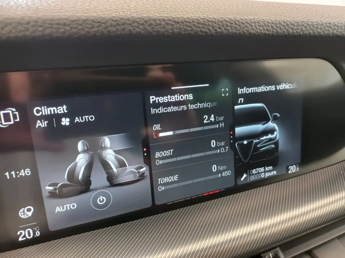 Écran tactile intérieur affichant les informations techniques et climatisation de l'Alfa Romeo Stelvio 2024.