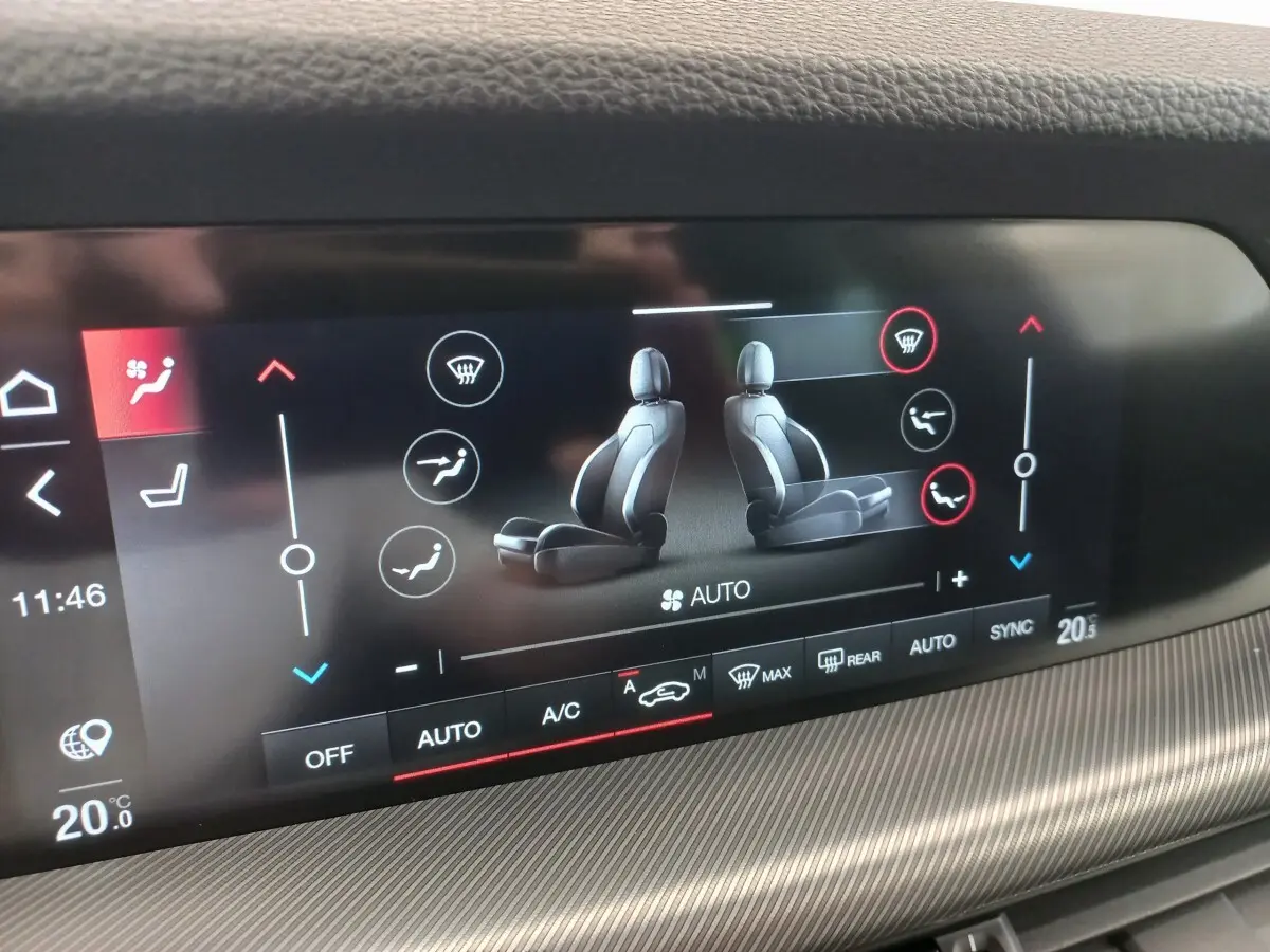 Écran tactile central affichant les réglages de climatisation du tableau de bord de l'Alfa Romeo Stelvio gris foncé.