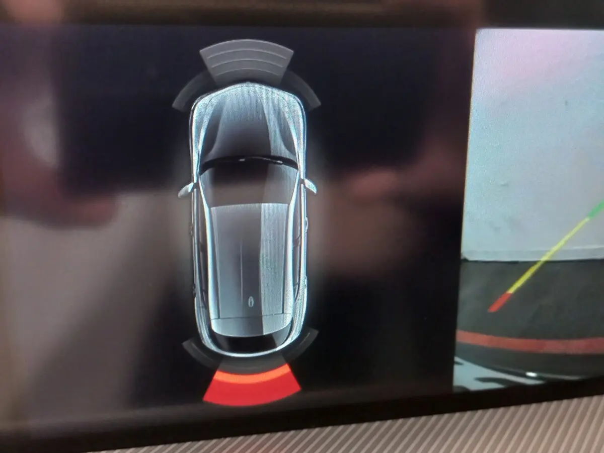 Vue aérienne du SUV gris foncé Alfa Romeo Stelvio 2.2 TD 160 AT8 Sprint avec indication de détection d'obstacle arrière.