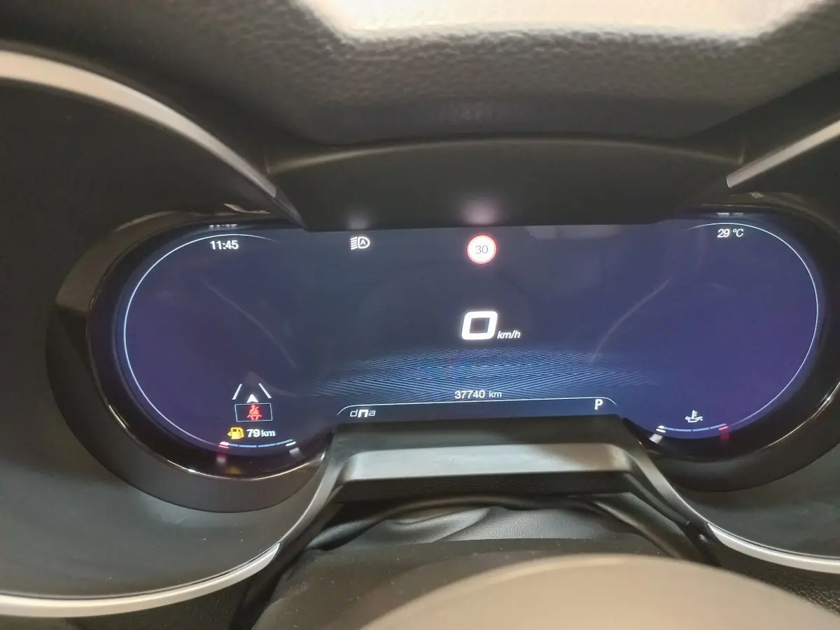 Combiné d'instruments numérique de l'Alfa Romeo Stelvio 2.2 TD 160 AT8 Sprint affichant 0 km/h et 37 740 km.