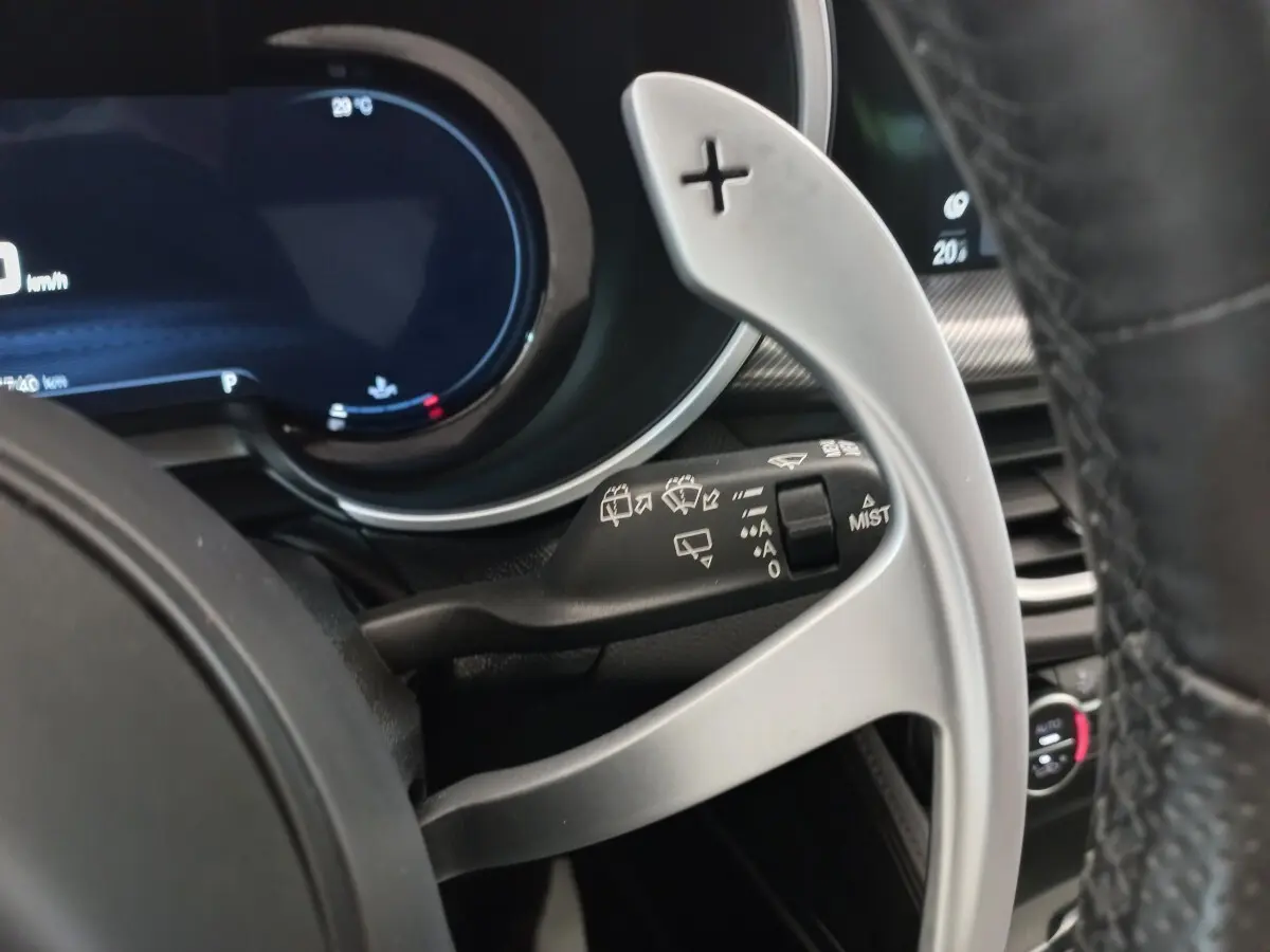 Gros plan sur la palette de changement de vitesse alu côté droit du volant cuir de l'Alfa Romeo Stelvio 2024.