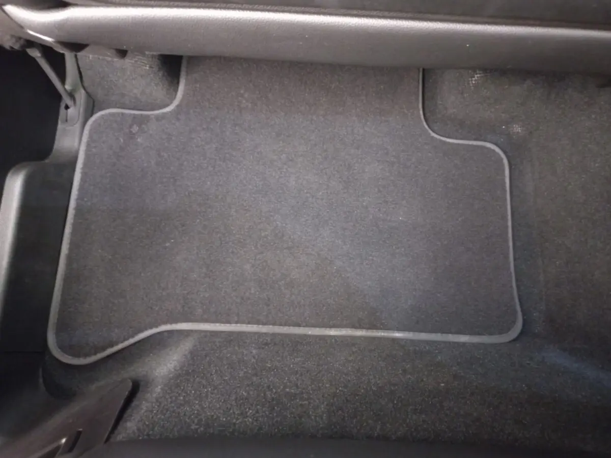 Tapis de sol gris foncé côté passager avant de l'Alfa Romeo Stelvio 2.2 TD 160 AT8 Sprint 2024.