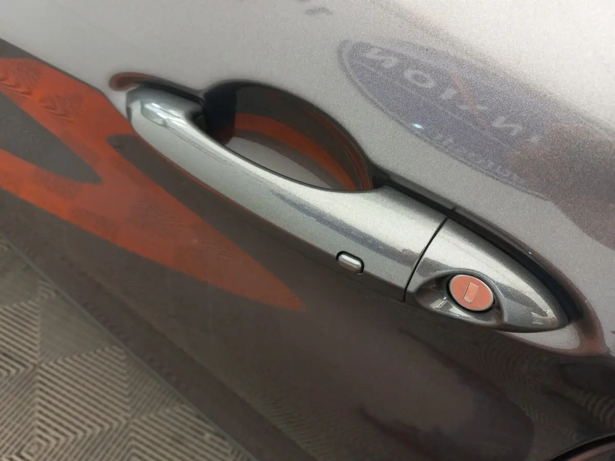 Poignée de porte gris foncé de l'Alfa Romeo Stelvio 2.2 TD 160 AT8 Sprint en gros plan côté droit.
