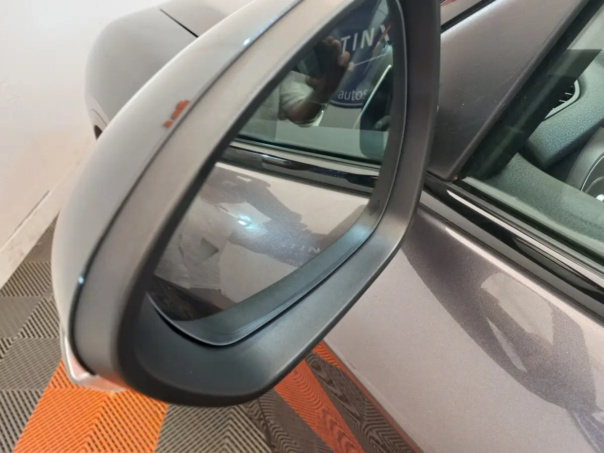 Rétroviseur côté droit gris foncé de l'Alfa Romeo Stelvio 2024, vue rapprochée sur la portière et la vitre.
