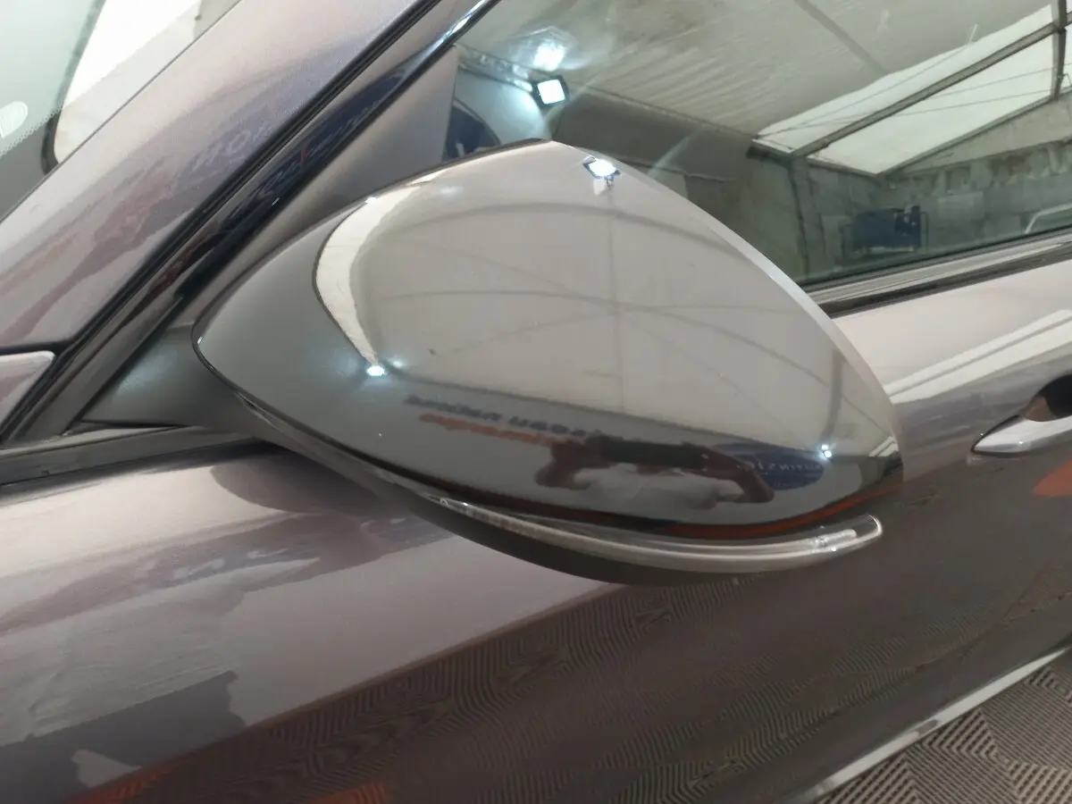 Rétroviseur côté gauche gris foncé de l'Alfa Romeo Stelvio 2024 avec clignotant intégré, vue rapprochée.