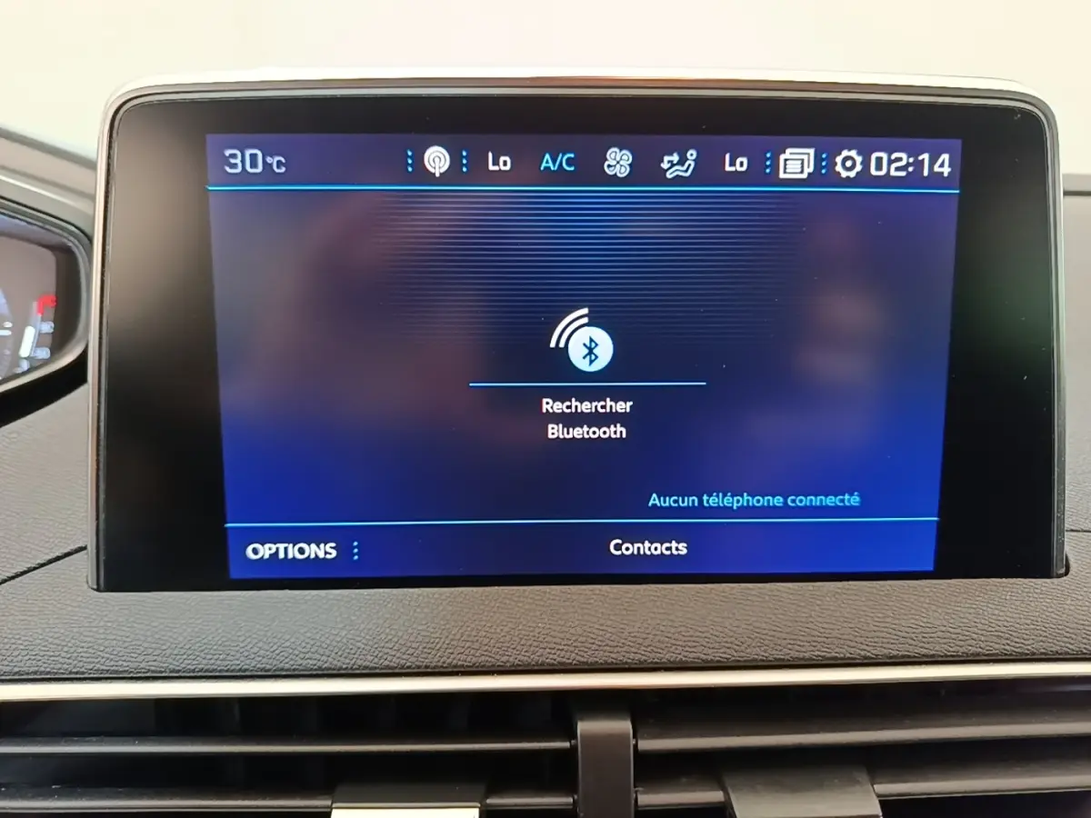 Écran tactile central affichant la recherche Bluetooth dans l'habitacle du Peugeot 3008 noir, vue de face rapprochée.