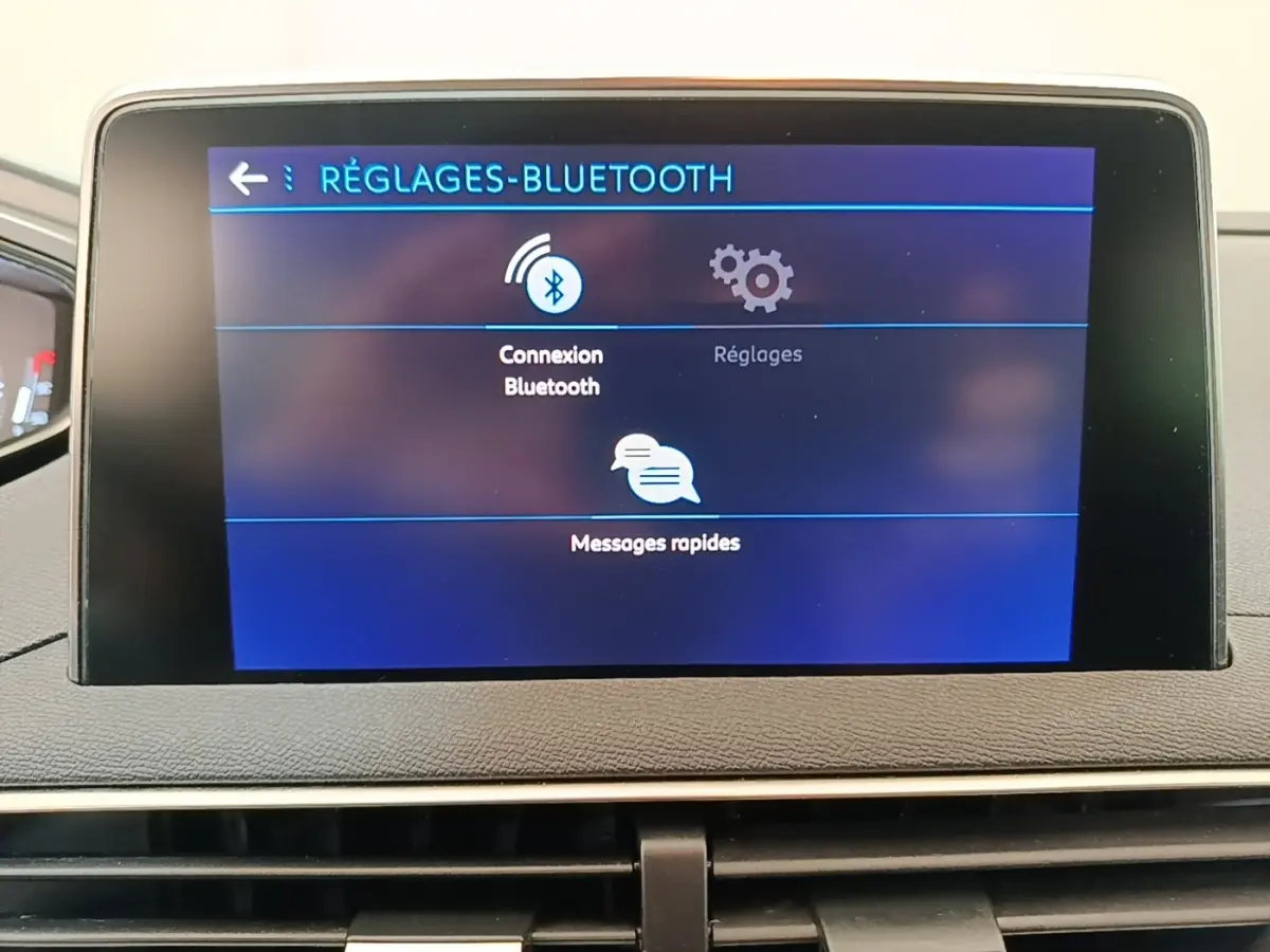 Écran tactile central affichant les réglages Bluetooth dans l’habitacle d’un Peugeot 3008 noir, vue de face.