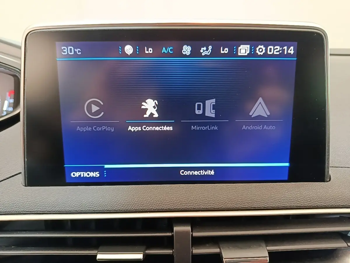 Écran tactile central du tableau de bord du Peugeot 3008 noir, affichant les options Apple CarPlay et Android Auto.