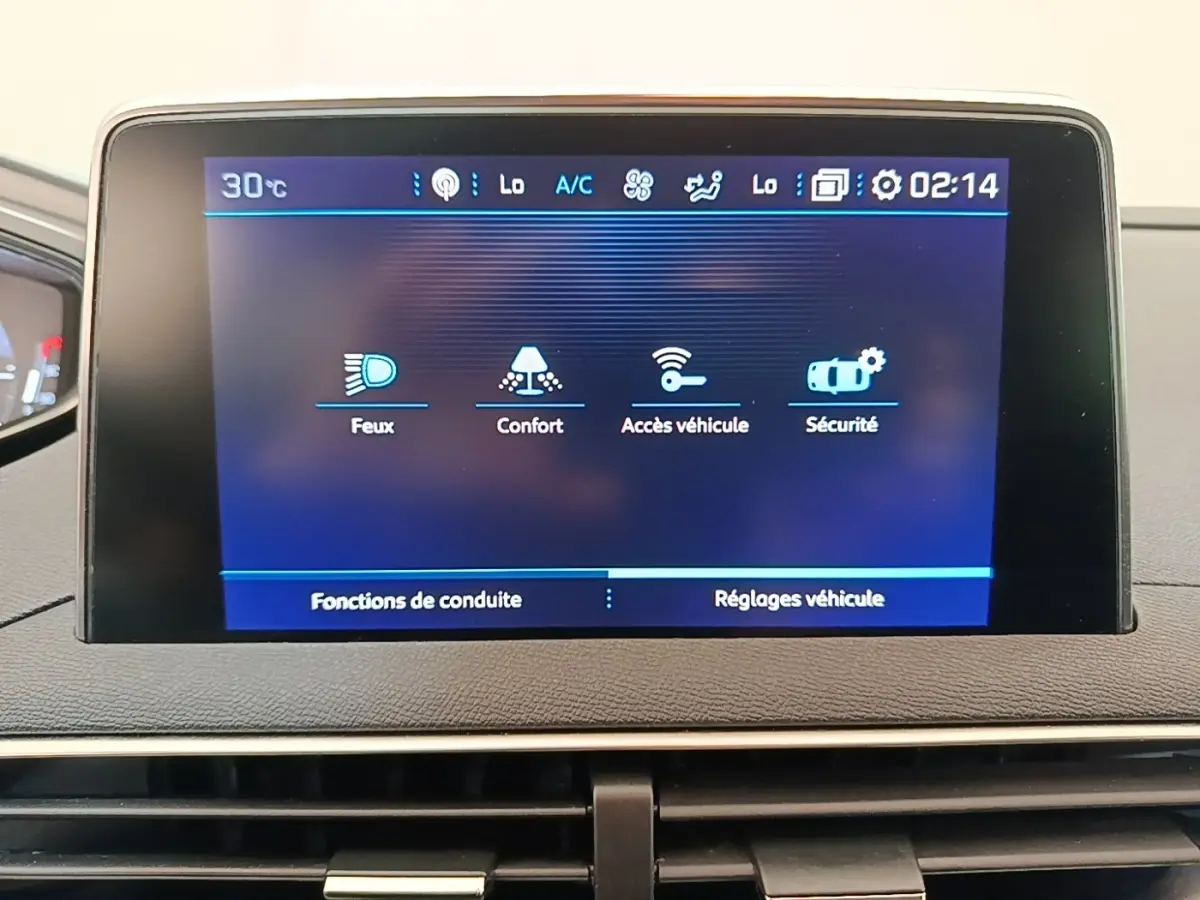 Écran tactile central du tableau de bord du Peugeot 3008 noir, affichant les réglages de conduite et véhicule.