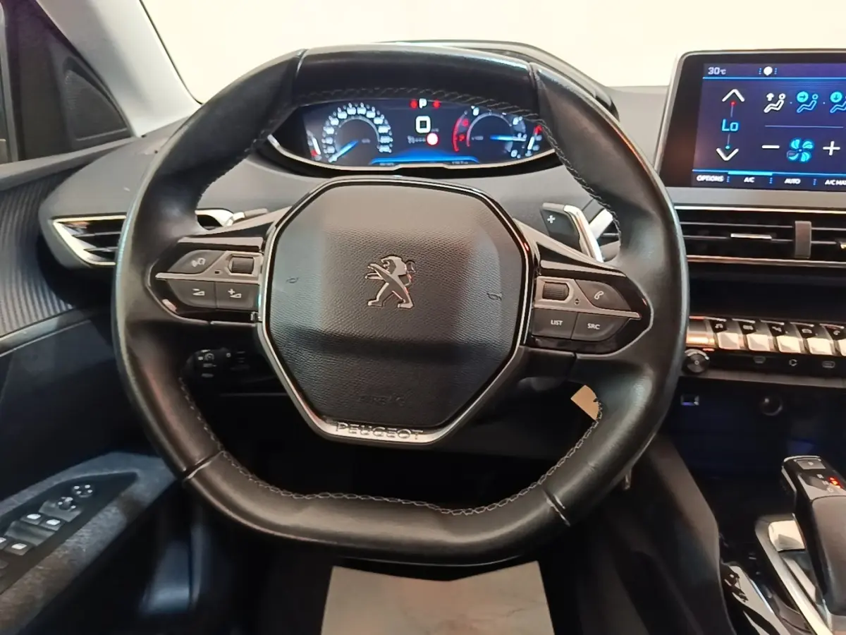 Volant cuir noir multi-fonctions de Peugeot 3008 2018 avec tableau de bord digital et écran tactile central.