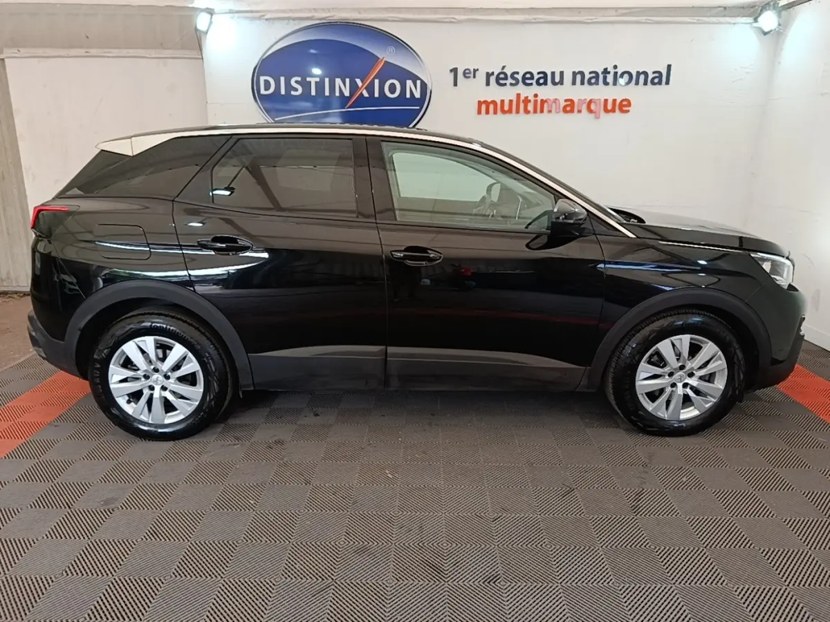 Peugeot 3008 noir vue de profil côté gauche, SUV compact avec jantes alliage et toit blanc contrastant.