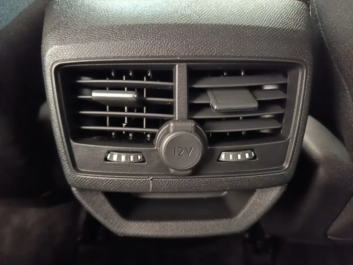 Gros plan sur la prise 12V et les aérateurs arrière du Peugeot 3008 noir, version Puretech 130 S&S EAT6 Active Business.