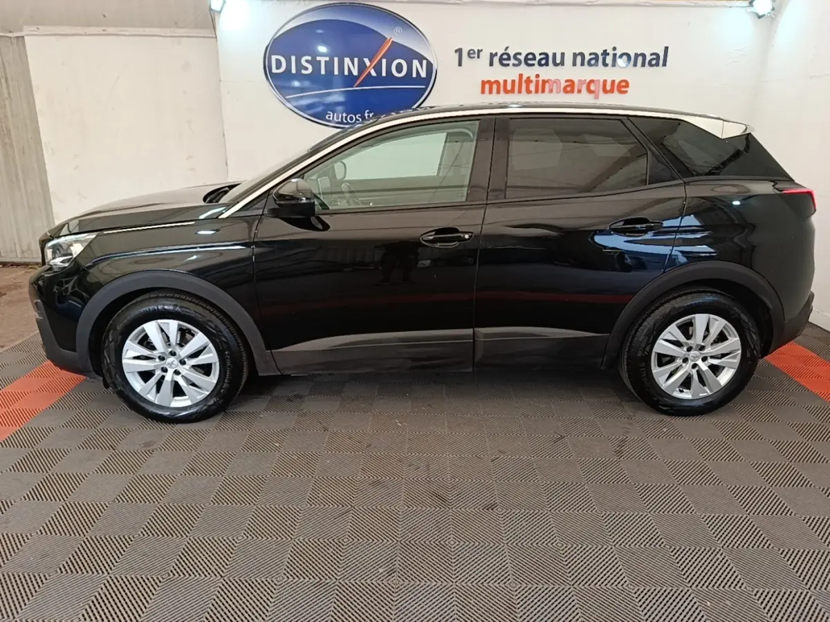 Peugeot 3008 noir vue de profil côté gauche, SUV compact avec jantes alliage et toit noir brillant.