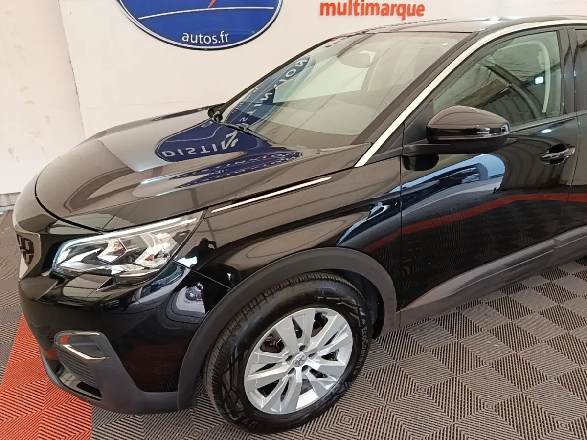 Peugeot 3008 noir vue 3/4 avant droit, avec phares LED et jantes alliage visibles en showroom.