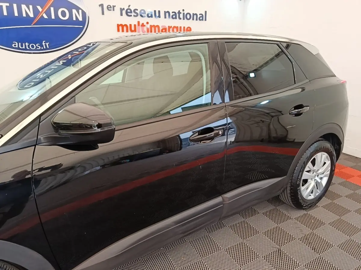 Vue latérale côté gauche d’un Peugeot 3008 noir, mettant en valeur les lignes épurées et les jantes argentées.
