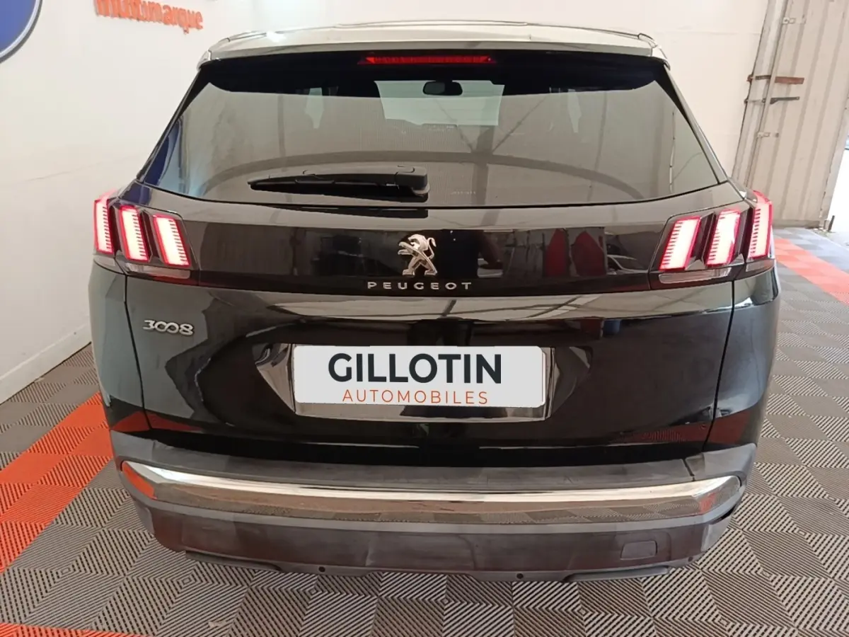 Vue arrière d'un Peugeot 3008 noir avec feux arrière LED caractéristiques et logo au centre du hayon.