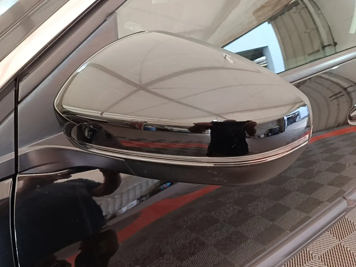 Rétroviseur côté gauche noir brillant du Peugeot 3008 2018, avec reflet de l’environnement intérieur.