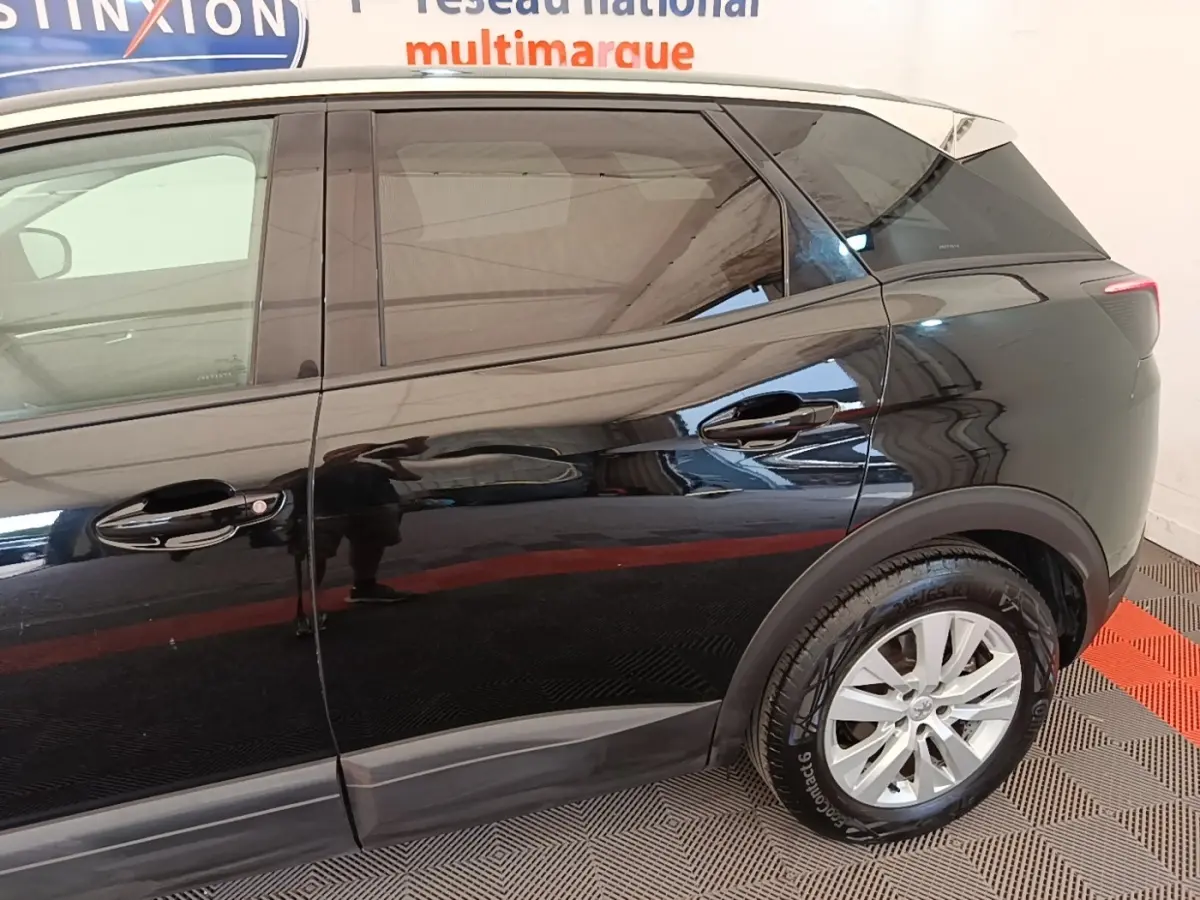 Vue latérale côté droit d'un Peugeot 3008 noir, mettant en valeur les poignées de porte et la roue arrière.