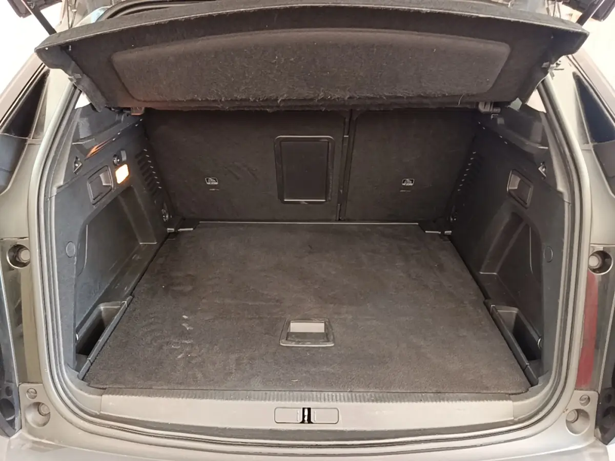Coffre ouvert noir du Peugeot 3008 Puretech 130 S&S EAT6 Active Business, vue arrière montrant l'espace de chargement plat.