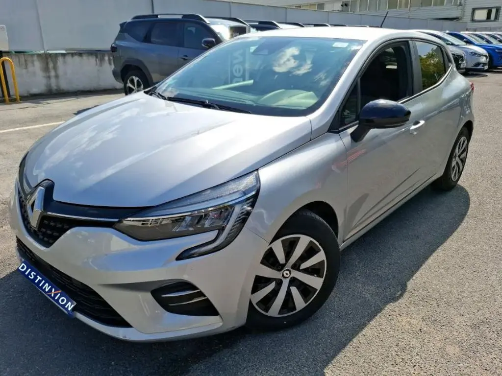 Renault Clio 1.6 E-Tech gris platine vue 3/4 avant droit, avec jantes spécifiques et calandre moderne.