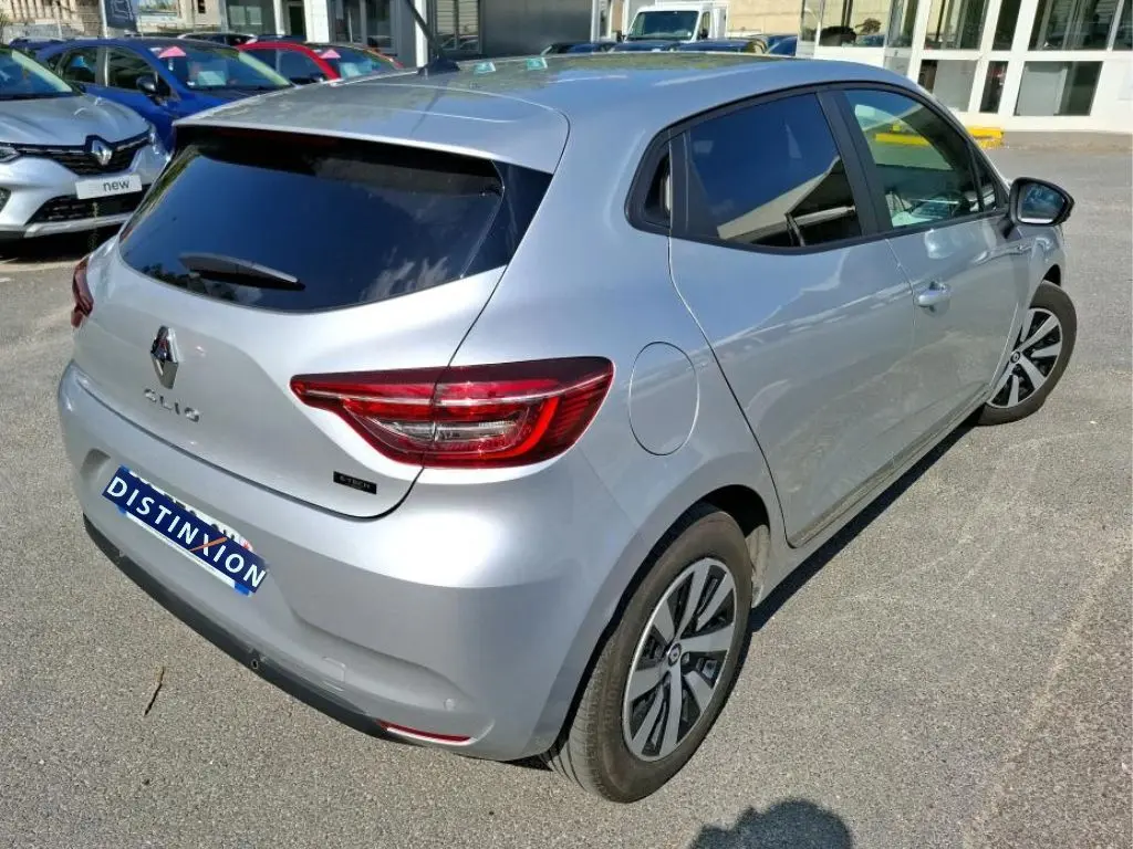 Renault Clio 1.6 E-Tech gris platine vue 3/4 arrière droit, feux arrière LED et jantes alliage distinctives.