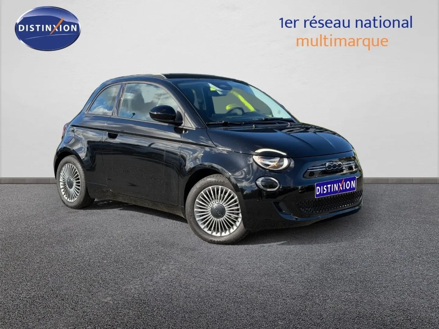 Vue 3/4 avant droite de la FIAT 500 e 118ch 2024 en Onyx Black pastel avec jantes spécifiques et phares ronds LED.
